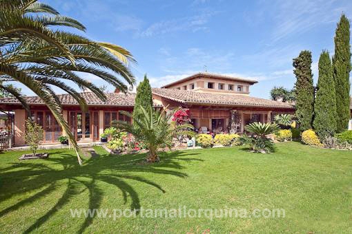 Generous country house in the centre of the island close to Pina