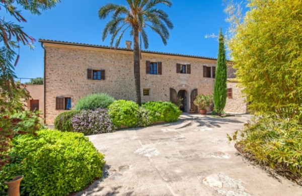 Historical, rare, restored property with extended views in Porreres