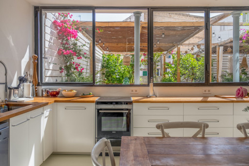 Kitchen with views to the terrace