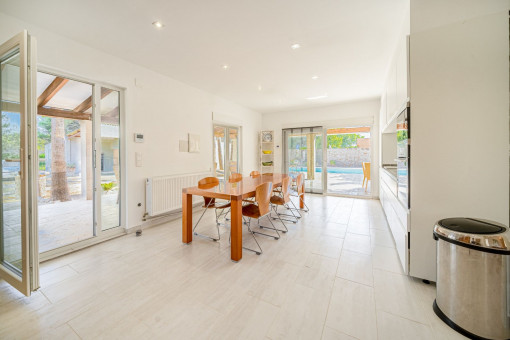 Lightflooded dining area