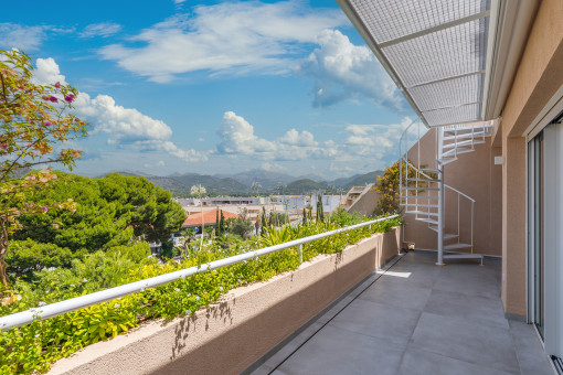 Lower terrace with access to the rooftop