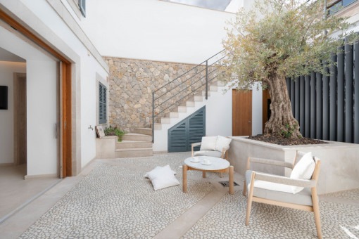 Renovated town-house with inner patio in the centre of Andratx