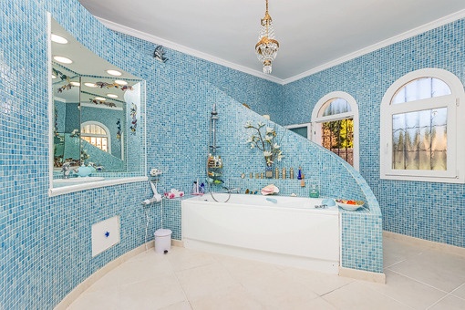 Bathroom with daylight and bathtub