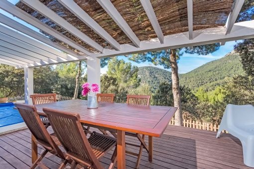 Covered terrace with dining area