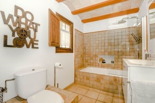 Bathroom with daylight and bathtub