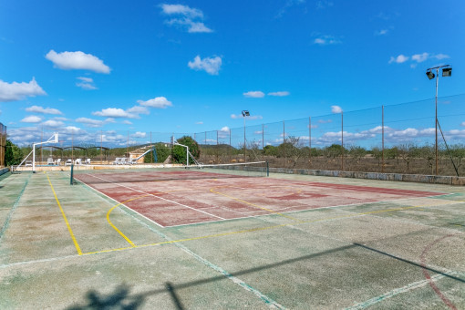 The finca has its own tennis and basketball court