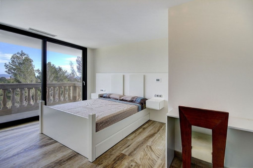 Double bedroom with access to the balcony