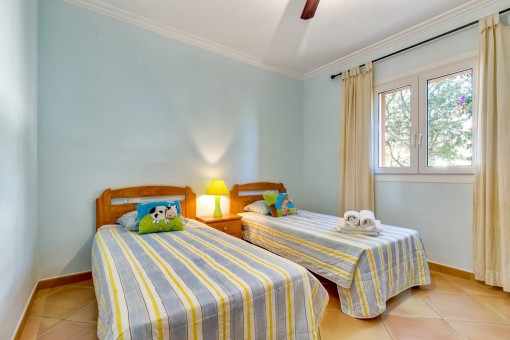 Children's room with 2 single beds