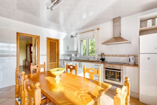 Light flooded kitchen with dining area