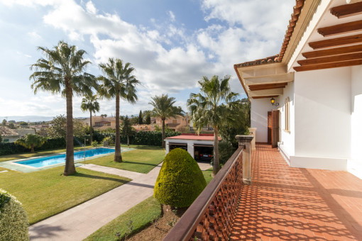 Spacious pool area 