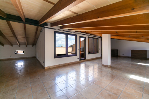 Large room with terrace access