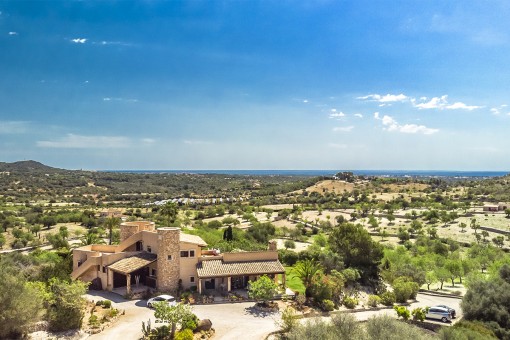 Driveway and fornt view of the finca