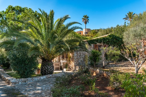 Stone-clad guest house