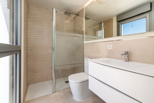 Bathroom en suite with shower