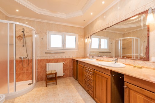 Large bathroom with shower