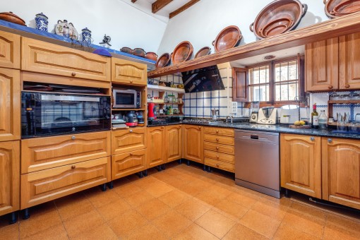 Fully equipped wooden kitchen