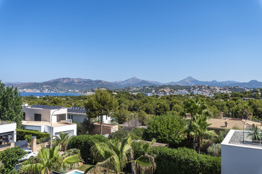 First-class luxury villa with pool, fantastic roof terrace and sea ...