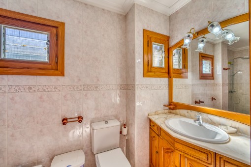 One of 5 bathrooms