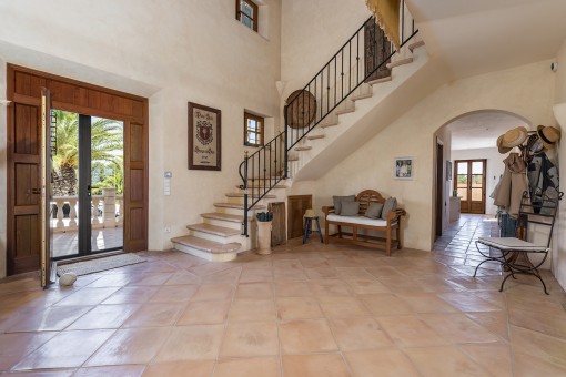 Impressive entrance area with high ceiling