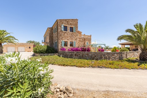 Front and entrance view of the finca