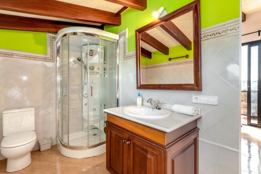 One of 2 bathrooms