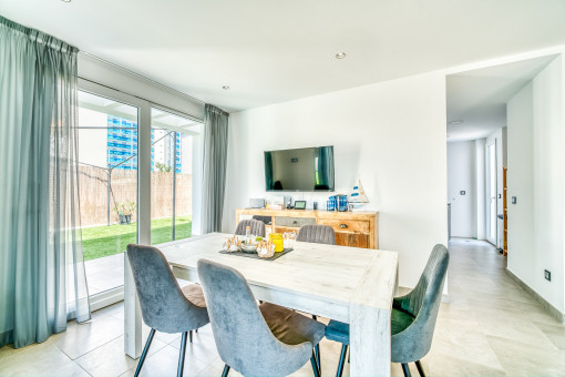 Dining area with terrace access