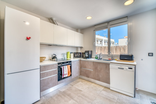 Bright, modern kitchen