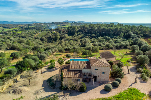 Exterior view and surroundings of the finca