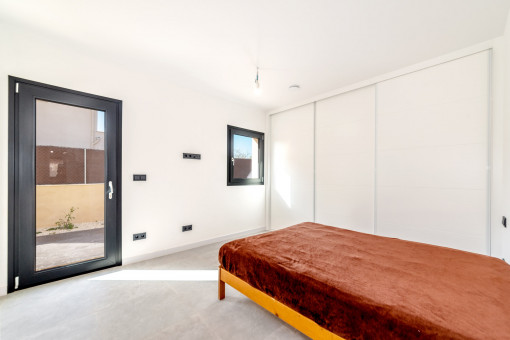 Bedroom with access to the outside