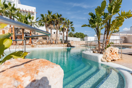 Beautifully laid-out communal pool