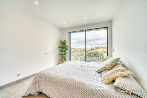 Master bedroom with bathroom en suite