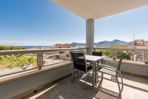 Covered terrace with sea and mountain views