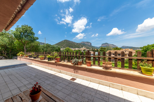 Large covered terrace 