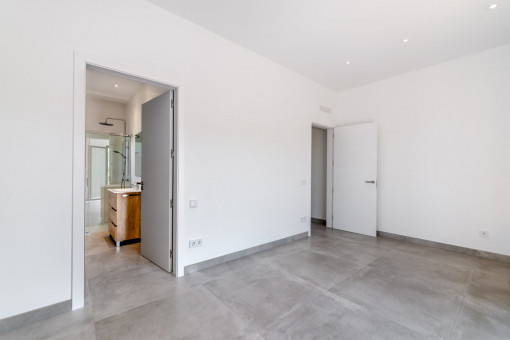 Bedroom with bathroom en suite