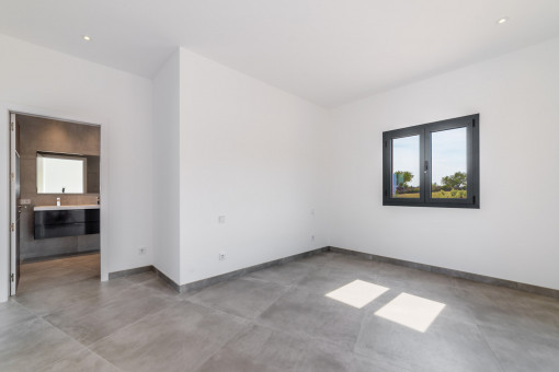 Bedroom with bathroom en suite