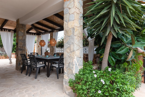 Covered terrace with dining table