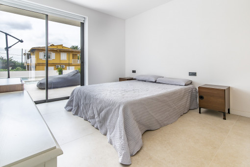 Double bedroom with access to a terrace