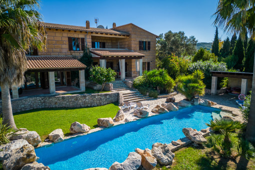 Mediterran garden with pool