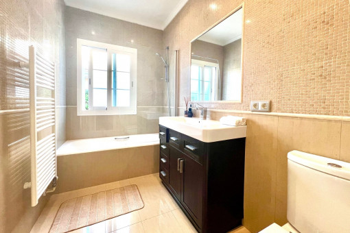 One of 4 bathrooms
