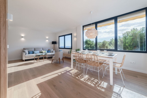 Lightflooded living and dining area