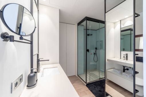 Modern en suite bathroom