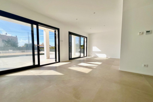 Light-flooded dining area