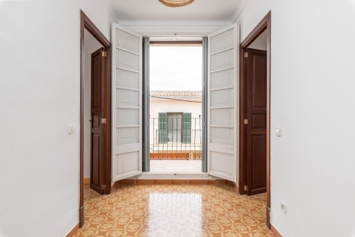 Hallway to the 2 bedrooms