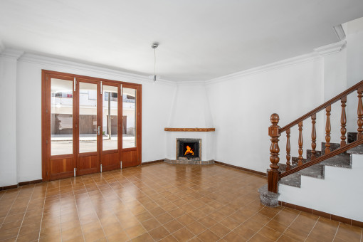 Entrance area with fireplace