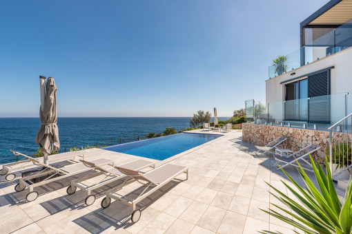 Modern villa with pool on the 1st sea line in Cala Murada