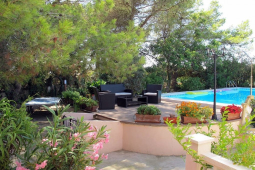 Lounge area next to the pool