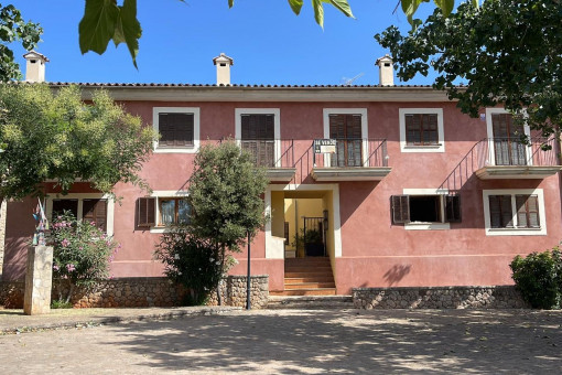 Terraced house with garage requiring renovation in Alaró