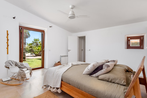 Bedroom with direct access to the garden