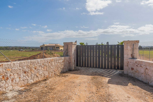 Entrance gate