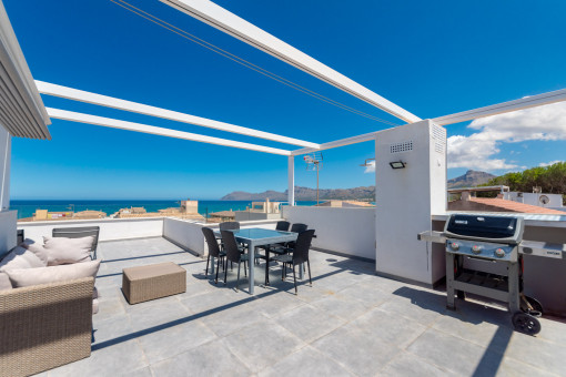 Rooftop with BBQ and sea views